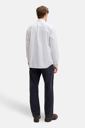 Wit overhemd met lange mouwen van PREMIUM by JACK & JONES, gezien van achteren met donkere jeans en bruine schoenen.