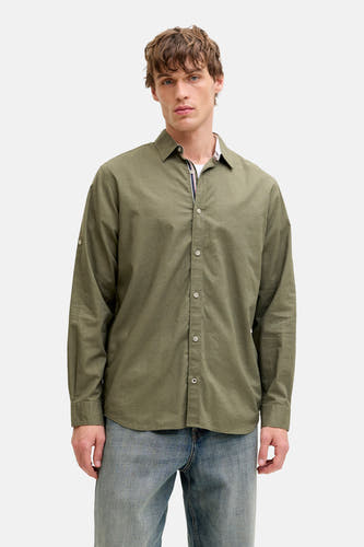 Groen overhemd met lange mouwen van PREMIUM by JACK & JONES, met knoopsluiting en gedragen met een jeans.