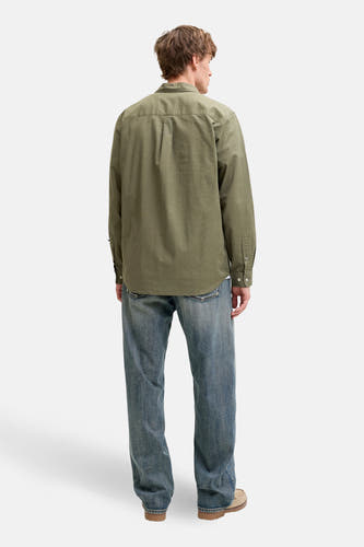 Groen overhemd met lange mouwen van PREMIUM by JACK & JONES, gezien van achteren, gecombineerd met een blauwe jeans en beige mocassins.