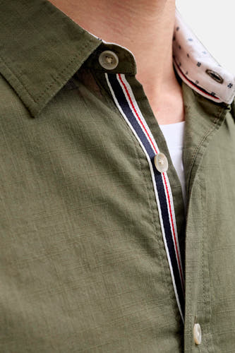 Groen overhemd met lange mouwen van PREMIUM by JACK & JONES, met knoopsluiting, streepdetail langs de sluiting en een witte kraag met print.
