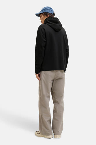 Zwart gilet van CORE BY JACK & JONES, gezien van achteren, gecombineerd met een blauw petje en kaki broek.
