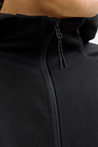 Zwart gilet van CORE BY JACK & JONES, met rits detail en trekkoorden, close-up.