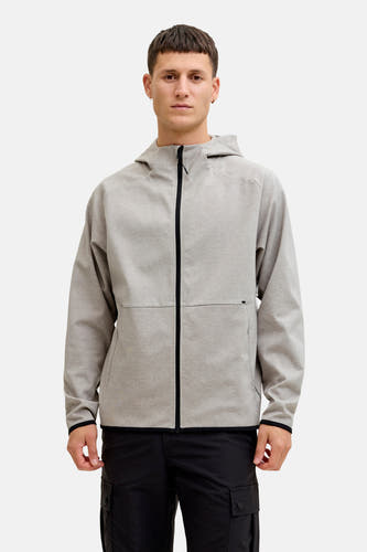 Grijs sweatergilet van CORE BY JACK & JONES, met een capuchon en een zwarte ritssluiting, gecombineerd met een zwarte cargobroek.
