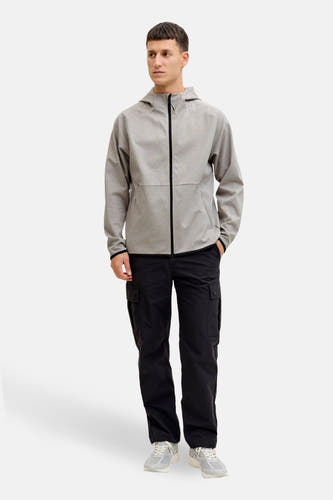 Grijs gilet van CORE BY JACK & JONES, met lange mouwen en een ritssluiting, gedragen met een zwarte broek en sneakers.