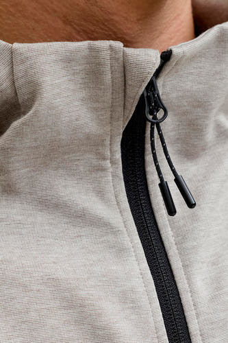 Grijs gilet van CORE BY JACK & JONES, met zwarte ritssluiting en koordjes met zwarte uiteinden.
