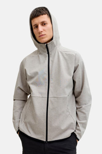 Grijs gilet van CORE BY JACK & JONES, met zwarte rits en capuchon, gedragen over zwarte broek.
