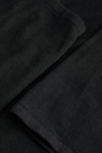 Pull noir de JJXX, avec une texture tricotée douce et un subtil pli diagonal.