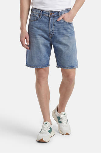 Mid-blauwe spijkerjeansshort van JACK & JONES JEANS INTELLIGENCE met knoop- en ritssluiting, riemlussen en klassieke vijf zakken.