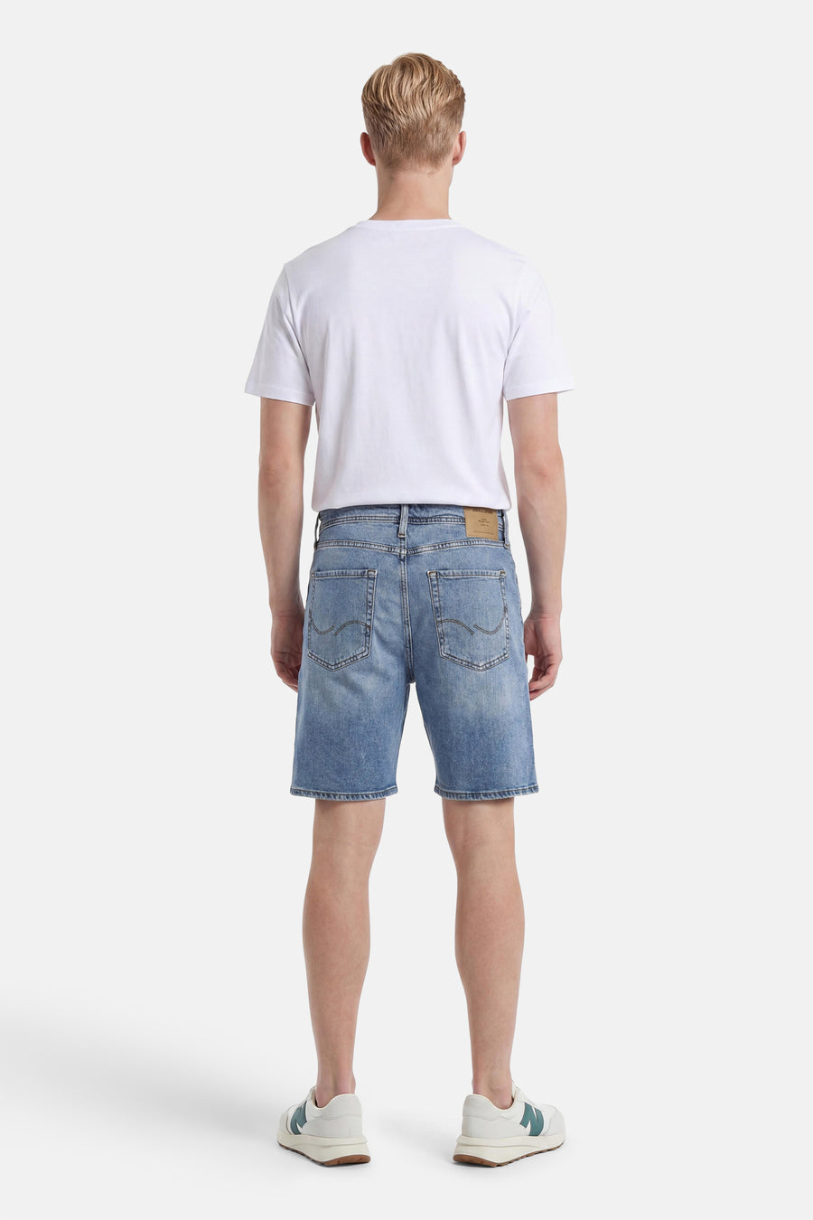 Mid-blauwe denim short van JACK & JONES JEANS INTELLIGENCE, met lichte wassing en gedragen van achteren.