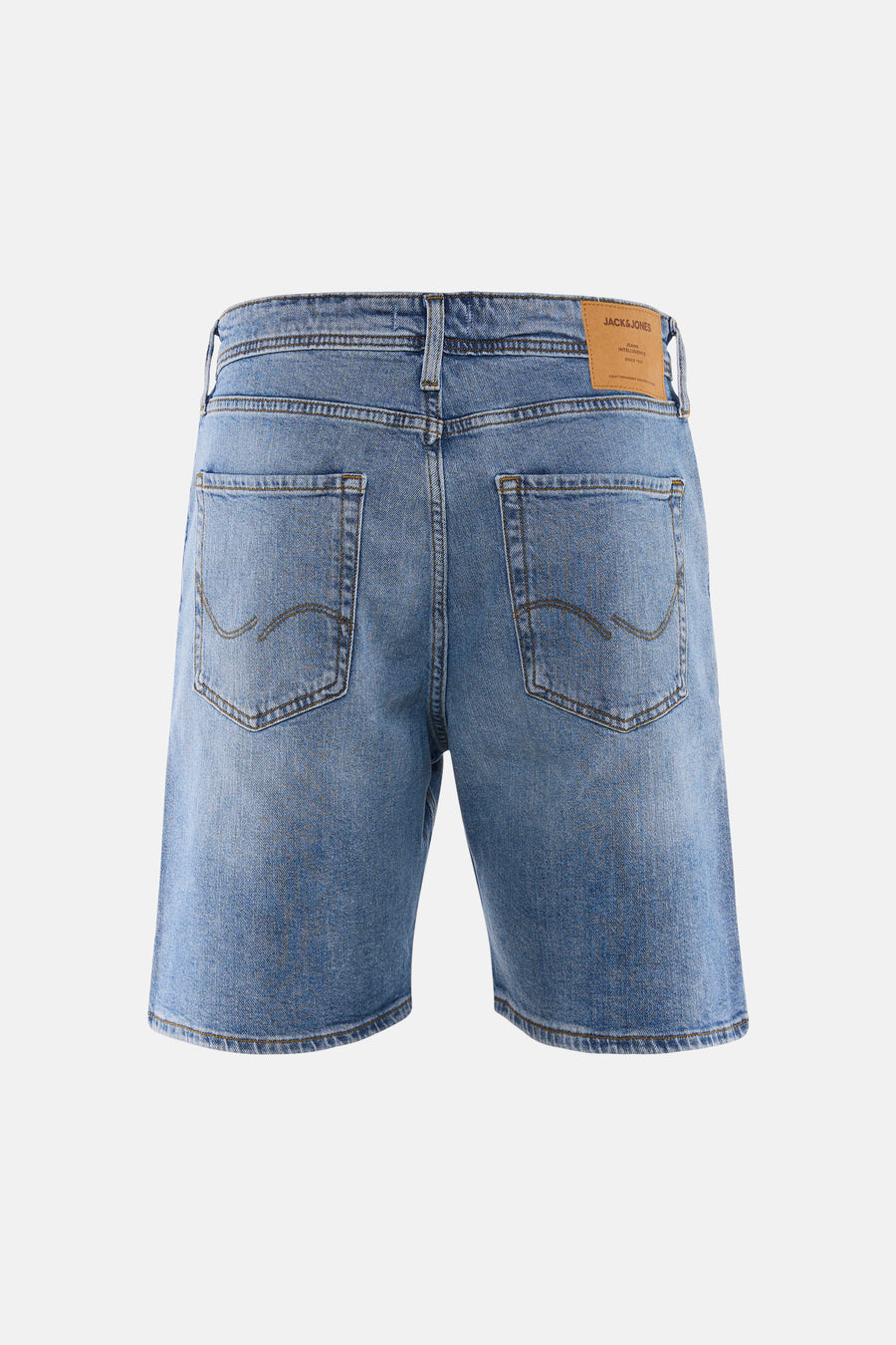 Mid-blauwe denim short van JACK & JONES JEANS INTELLIGENCE, achterkant met twee zakken, zichtbare stiksels en leren merkpatch.