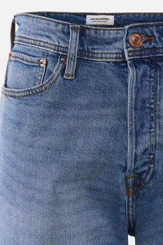 Middenblauwe denim short van JACK & JONES JEANS INTELLIGENCE, met koperkleurige knoop, klinknagels en gele stiksels.
