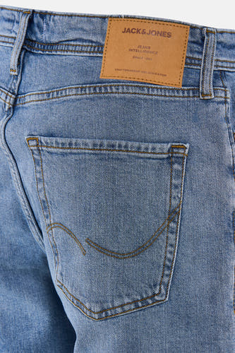 Mid-blauwe denim short van JACK & JONES JEANS INTELLIGENCE, met bruine stiksels, achterzak en leren merklabel.
