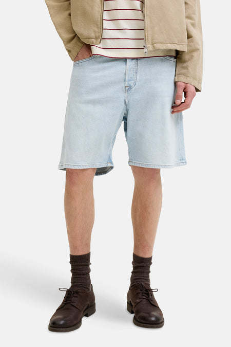 Jeansshort van lichtblauw denim van JACK & JONES JEANS INTELLIGENCE, gecombineerd met bruine schoenen en sokken.
