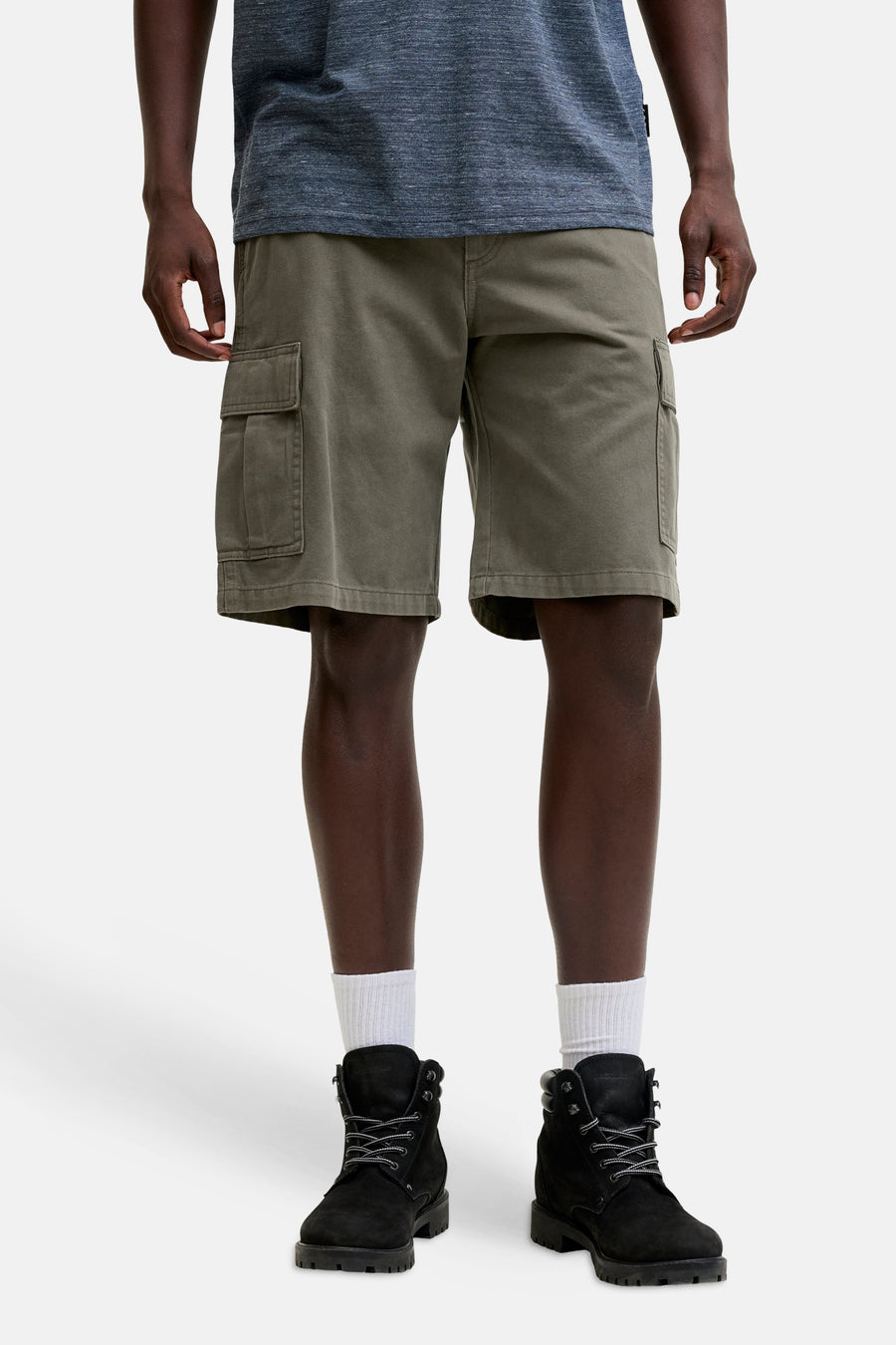 Short cargo JACK & JONES JEANS INTELLIGENCE, avec poches cargo, porté par un homme.