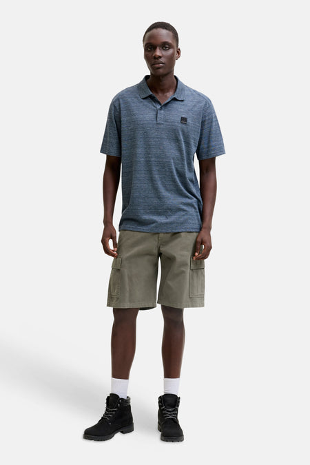 Kaki short van JACK & JONES JEANS INTELLIGENCE, met cargozakken, gedragen door een man.