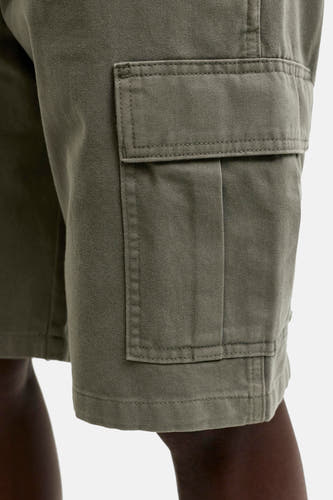 Short en jean de JACK & JONES JEANS INTELLIGENCE, gros plan sur une poche cargo et la texture du tissu sur le côté.
