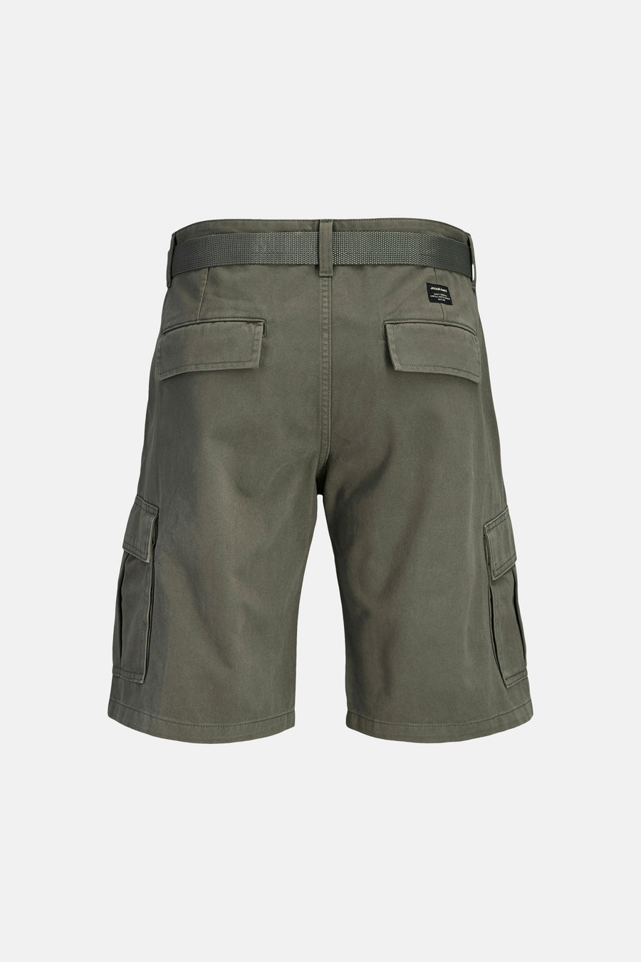 Short cargo pour homme de JACK & JONES JEANS INTELLIGENCE avec ceinture tressée assortie, poches à rabat à l'arrière et sur le côté, vue arrière.