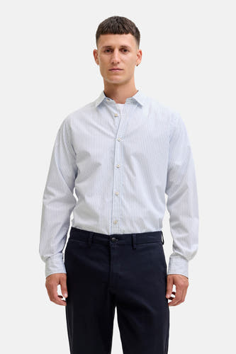 Chemise blanche à manches longues de PREMIUM by JACK & JONES, avec un dessin subtil et portée avec un pantalon foncé.