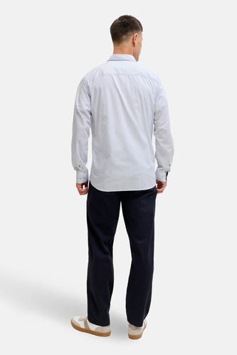 Chemise blanche à manches longues de PREMIUM by JACK & JONES, dos, avec un motif à carreaux bleus, associée à un pantalon foncé et des baskets.