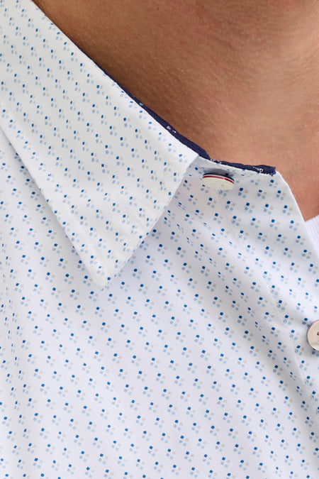 Wit overhemd met blauwe en grijze stippen, donkerblauwe kraag.