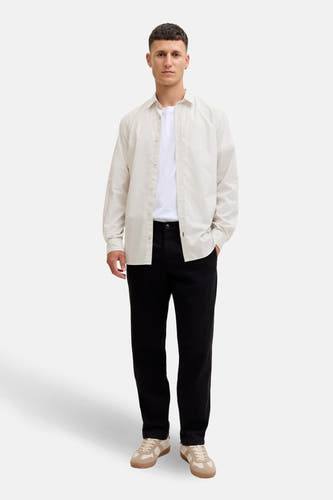 Beige overhemd met lange mouwen van PREMIUM by JACK & JONES, gedragen over een wit T-shirt en zwarte broek.