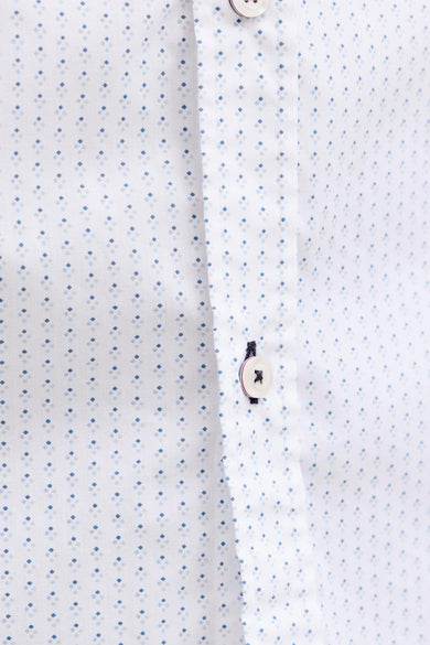 Wit hemd met multicolor patroon van PREMIUM by JACK & JONES, met kleine blauwe en lichtblauwe ruitjes en knoop met rode rand.