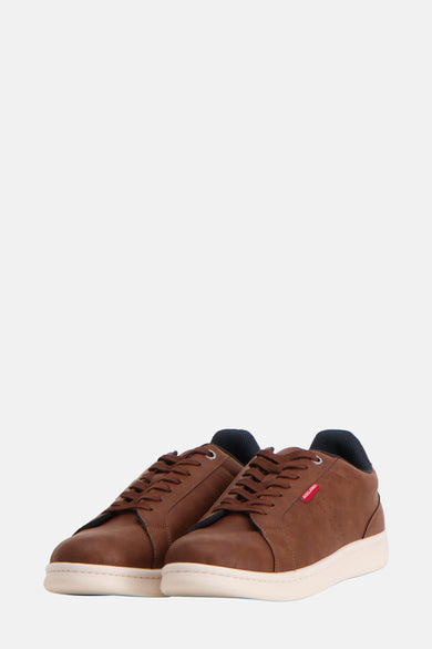 Bruine sneakers van ACCESSORIES BY JACK & JONES, met bruine veters en een witte zool.
