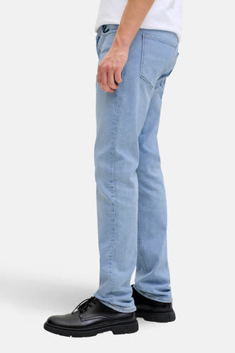 Slim fit jeans van JACK & JONES JEANS INTELLIGENCE, lichtblauwe denim, gecombineerd met zwarte veterschoenen.