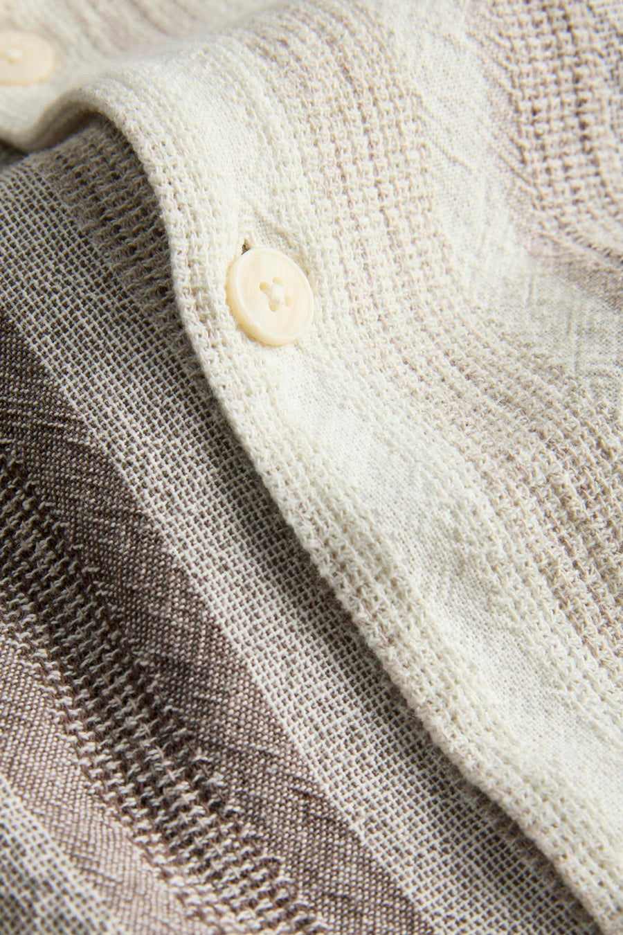 Beige overhemd van ORIGINALS BY JACK & JONES, met een gestreept patroon en zichtbare knopen.