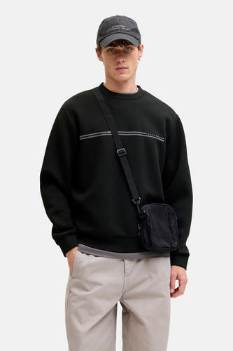 Pull noir de CORE BY JACK & JONES, avec un col rond et des rayures horizontales décoratives.