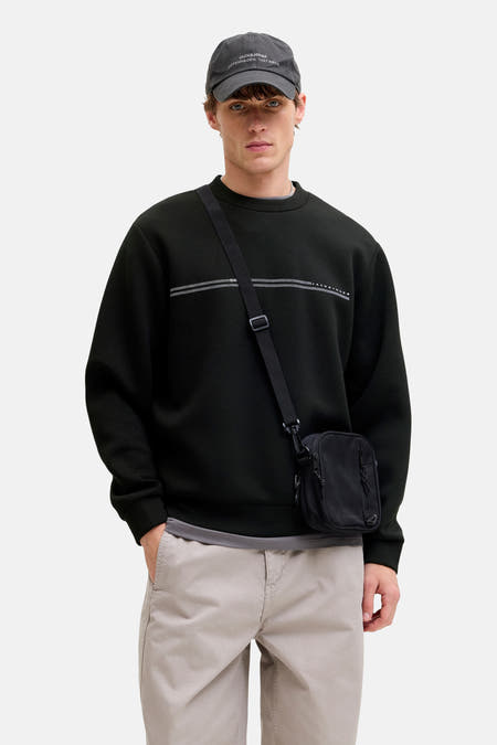 Pull noir de CORE BY JACK & JONES, avec un col rond et des rayures horizontales décoratives.
