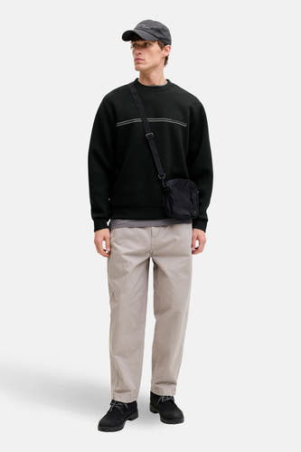 Pull noir de CORE BY JACK & JONES, avec un col rond et de subtiles rayures horizontales.