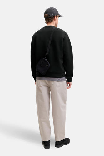 Pull noir de CORE BY JACK & JONES, vue arrière, avec pantalon décontracté et sac bandoulière.