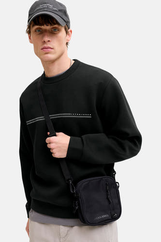 Pull noir de CORE by JACK & JONES, avec deux lignes horizontales et un col rond.