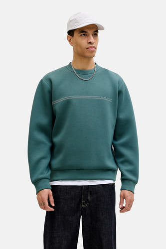 Blauwe sweater van CORE BY JACK & JONES, met een ronde hals en een subtiel gestreept detail op de borst.