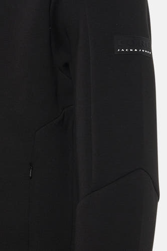 Veste courte noire de CORE by JACK & JONES, avec un petit détail de fermeture éclair et un badge de marque sur la manche.