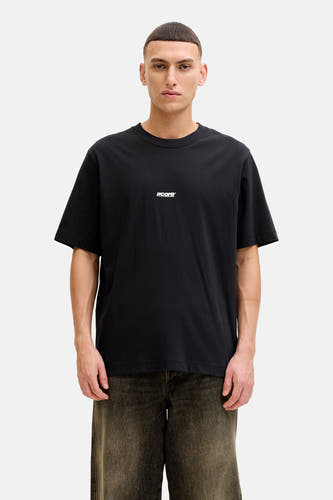 Zwart T-shirt met korte mouwen van CORE BY JACK & JONES, gedragen met een donkere jeans.