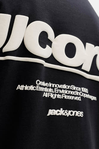 Zwart T-shirt met korte mouwen van CORE BY JACK & JONES, met grote witte letters en tekstprint.
