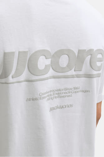 T-shirt blanc à manches courtes de CORE BY JACK & JONES, avec une impression textuelle en relief sur le dos.