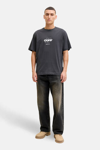 Grijs T-shirt met korte mouwen van CORE BY JACK & JONES, gedragen met donkere jeans en beige schoenen.