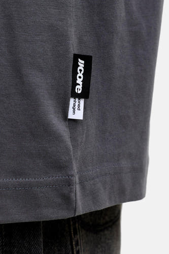Grijs T-shirt met korte mouwen van CORE BY JACK & JONES, met een merklabel aan de zijkant en een effen design.
