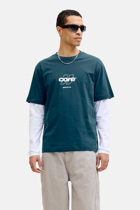 Blauw T-shirt met korte mouwen van CORE by JACK & JONES, gedragen over een wit shirt met lange mouwen en een ketting.