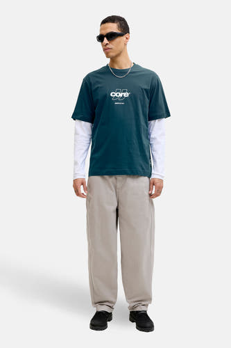 Blauw T-shirt met korte mouwen van CORE by JACK & JONES, gestyled met een lange mouwen shirt en een zilveren ketting.