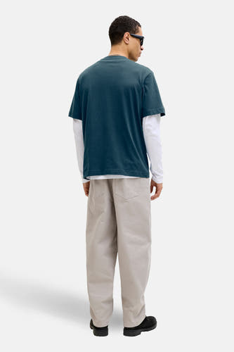 Blauw T-shirt met korte mouwen van CORE BY JACK & JONES, gedragen over een wit shirt, gezien van achteren.
