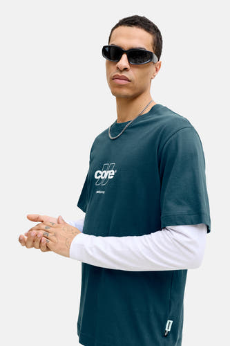 Blauw T-shirt met korte mouwen van CORE BY JACK & JONES, met wit logo op de borst en een zilveren ketting.
