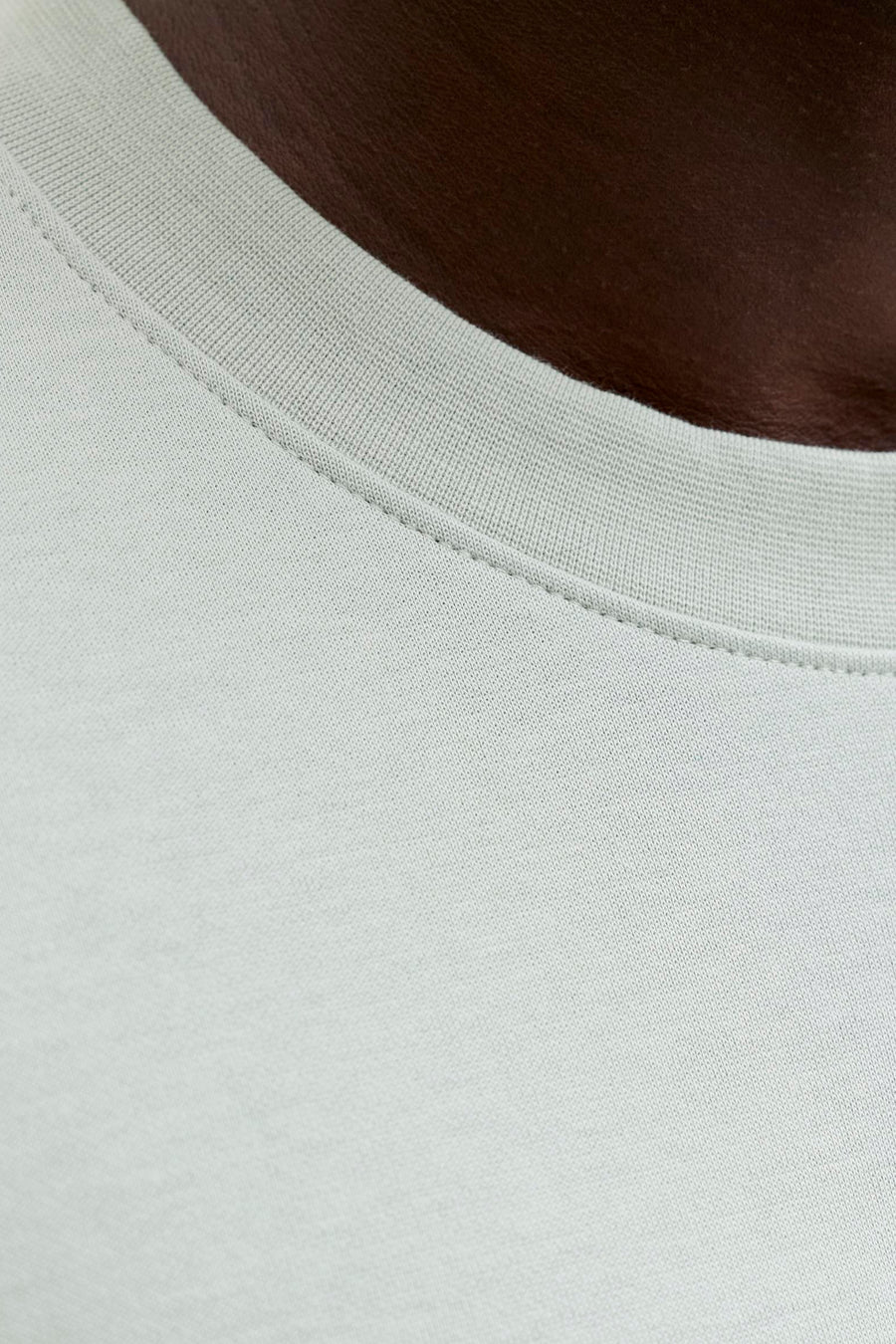 Groene korte mouw t-shirt van CORE BY JACK & JONES, close-up van ronde hals en fijne katoenen textuur
