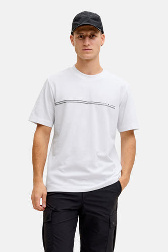Wit T-shirt met korte mouwen van CORE BY JACK & JONES, met een grijze streep en model met zwarte broek en pet.

