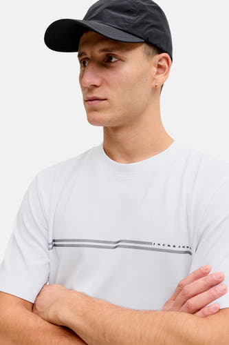 Wit T-shirt met korte mouwen van CORE by JACK & JONES, met een fijne streep en de merknaam op de borst.