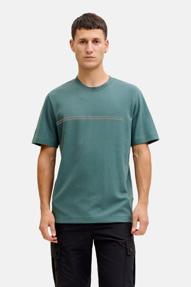 T-shirt à manches courtes vert de CORE BY JACK & JONES, avec une rayure horizontale sur la poitrine.