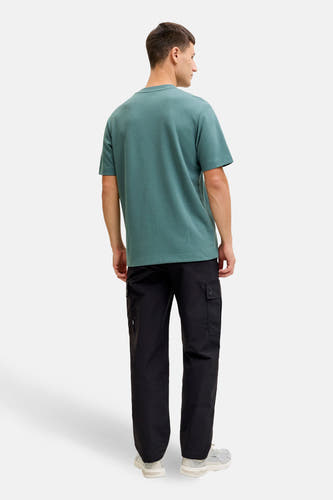 Groen T-shirt met korte mouwen van CORE BY JACK & JONES, gezien van achteren, met zwarte broek en witte sneakers.